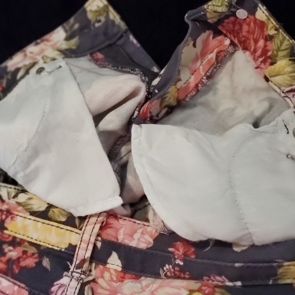 Mudd Floral/Crochet Jean Shorts - Picture 9 of 10